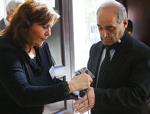 На 5-ом избирательном участке Насиминского района Баку член избиркома проверяет специальным прибором наличие невидимых чернил на пальце избирателя. Азербайджан, 7 ноября 2010 года. Турхан Каримов специально для "Кавказского узла" На 5-ом избирательном участке Насиминского района Баку член избиркома проверяет специальным прибором наличие невидимых чернил на пальце избирателя. Азербайджан, 7 ноября 2010 года. Турхан Каримов специально для "Кавказского узла"