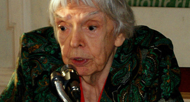 Людмила Алексеева выступает на конференции "Положение СМИ и гражданского общества на Северном Кавказе", Москва, 16 февраля 2010 года. Фото "Кавказского узла"