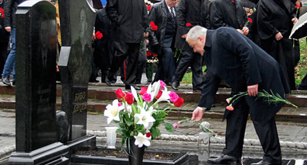 Глава Северной Осетии Таймураз Мамсуров возлагает цветы к памятникам жертв осетино-ингушского конфликта, Владикавказ, 30 октября 2010 года. Фото "Кавказского узла"