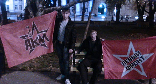 Организатор акции Олег Прудников (слева) и корреспондент Андрей Букреев приковали себя наручниками к лавочке на площади Советов перед зданием областной администрации, где проходил "День Гнева". Ростов-на-Дону, 12 ноября 2010 года. Фото "Кавказского узла"