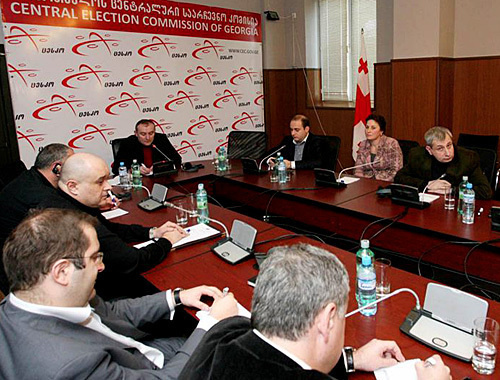 Встреча представителей ведущих политических партий Грузии в здании ЦИК. Тбилиси, 17 ноября 2010 года. Фото с сайта www.radiotavisupleba.ge