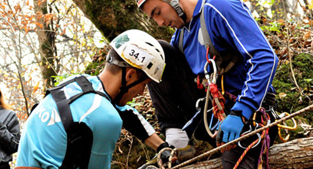 Дмитрий Кузнецов и Иван Солопов (сборная Адыгеи) проходят испытания на X Чемпионате по спортивному туризму "Climber 2010", ноябрь 2010. Фото судей соревнований