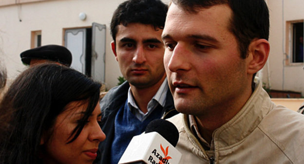 Аднан Гаджизаде у Бакинского апелляционного суда Азербайджана, 18 ноября 2010 года. Турхан Каримов специально для "Кавказского узла" 