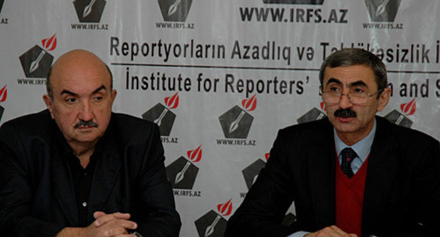 Пресс-конференция, посвященная нарушению прав гражданина Азербайджана Руфата Дадаева и гражданки РФ Любови Новиковой. Руфат Дадаев (слева) и его адвокат Аслан Исмайлов. Баку, 22 ноября 2010 года. Фото "Кавказского узла"