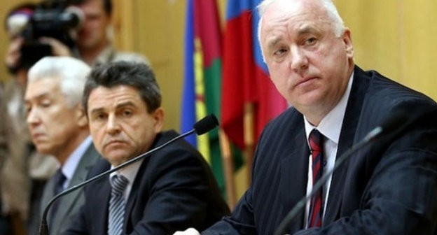 Александр Бастрыкин (справа) на встрече с жителями станицы Кущевской, 22 ноября 2010 года. Фото с сайта www.yugopolis.ru, автор Владимир Аносов