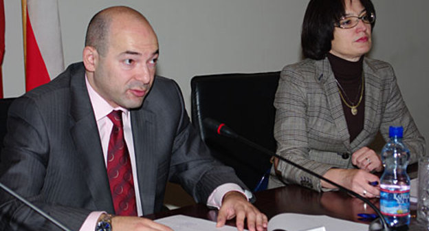 Заместитель руководителя Администрации Главы и Правительства Северной Осетии Марат Тхостов и секретарь Общественной палаты Зита Салбиева. Владикавказ, 23 ноября 2010 года. Фото "Кавказского узла"