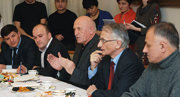 Справа налево: член общественной палаты РД Алик Абдулгамидов, координатор Московской Хельскинкской группы по РД Абдурахман Юнусов, председатель Союза общественных объединений РД "Отечество" Сулайман Уладиев. Махачкала, 26 ноября 2010 года. Фото пресс-центра президента Дагестана 