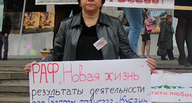 Совладелец РАФ "Новая жизнь" Галина Коновалова на экологическом митинге в Краснодаре. 23 октября 2010 года. Фото "Кавказского узла"