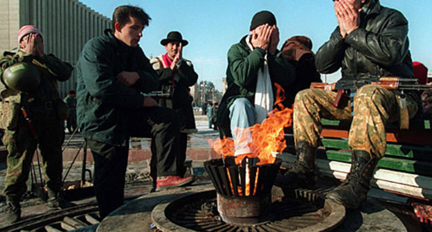 Дудаевцы у "Президентского дворца" в Грозном, 1994 год. Фото: http://ru.wikipedia.org, автор Михаил Евстафьев