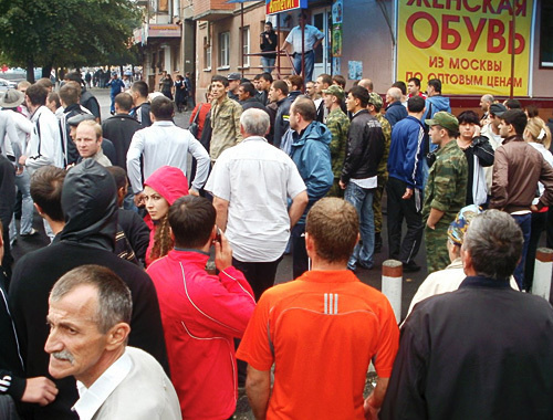 После теракта у Центрального рынка Владикавказа, 9 сентября 2010 года. Фото с сайта http://skfonews.ru, автор Феликс Киреев