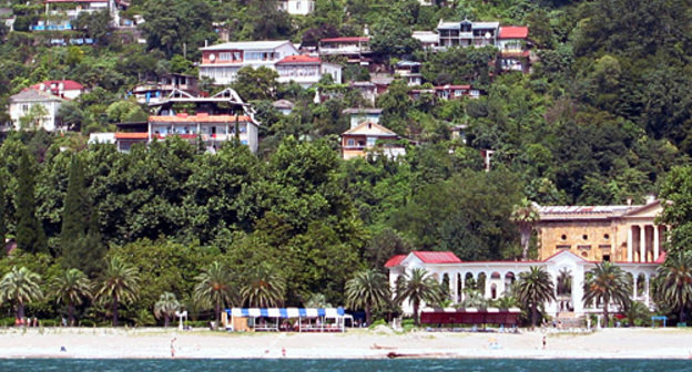 Абхазия, Гагра, вид на колоннаду у городского парка. Фото с сайта http://ru.wikipedia.org