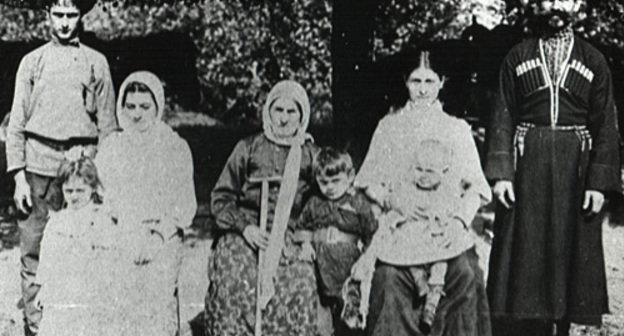 Грузинская семья, Сочинский округ, начало XX века (период колонизации Черкесии). Источник: www.circassiangenocide.org