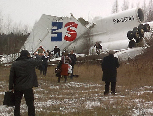 Место аварийной посадки самолета авиакомпании "Авиалинии Дагестана". Москва, аэропорт "Домодедово", 4 декабря 2010 года. Фото предоставлено пассажирами самолета