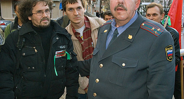 В ходе акции 5 декабря в Краснодаре милиция задержала координатора "Экологической Вахты по Северному Кавказу" Андрея Рудомаху (слева). Фото "Кавказского узла"   