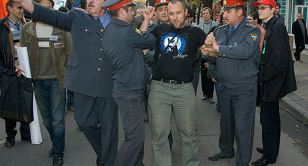 Сотрудники правоохранительных органов задерживают Сурена Газаряна. Акция в защиту Утриша в Краснодаре, 5 декабря 2010 года. Фото "Кавказского узла"