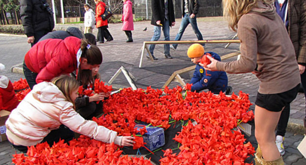 Акция солидарности с ВИЧ-инфицированными "Красные тюльпаны" у входа в парк имени М.Горького, Ростов-на-Дону, 5 декабря 2010 года. Фото "Кавказского узла"