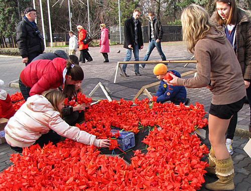 Акция солидарности с ВИЧ-инфицированными "Красные тюльпаны" у входа в парк имени М.Горького, Ростов-на-Дону, 5 декабря 2010 года. Фото "Кавказского узла"