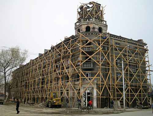 Восстановительные работы в Грозном в 2007 году. Фото с сайта www.chechnyafree.ru