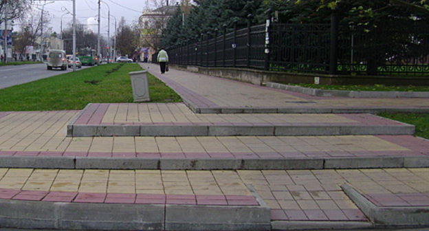 Пандус на улице Гоголя в Майкопе, декабрь 2010 года. Фото "Кавказского узла"