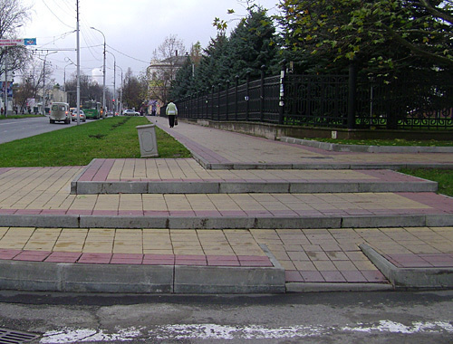 Пандус на улице Гоголя в Майкопе, декабрь 2010 года. Фото "Кавказского узла"