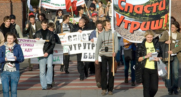 Участники экологической акции в защиту Утриша идут по улице Красной. Краснодар, 5 декабря 2010 года. Фото "Кавказского узла"