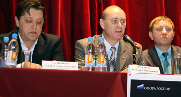 Встреча представителей общественных организаций, волгоградских властей и предпринимателей 1 декабря 2010 года. Слева направо: Александр Куприков ("Деловая Россия"), Виталий Сахаров и Андрей Удахин ("Опора России"). Фото "Кавказского узла"