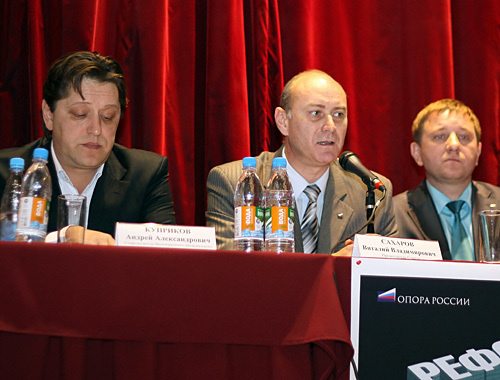 Встреча представителей общественных организаций, волгоградских властей и предпринимателей 1 декабря 2010 года. Слева направо: Александр Куприков ("Деловая Россия"), Виталий Сахаров и Андрей Удахин ("Опора России"). Фото "Кавказского узла" Встреча представителей общественных организаций, волгоградских властей и предпринимателей 1 декабря 2010 года. Слева направо: Александр Куприков ("Деловая Россия"), Виталий Сахаров и Андрей Удахин ("Опора России"). Фото "Кавказского узла"