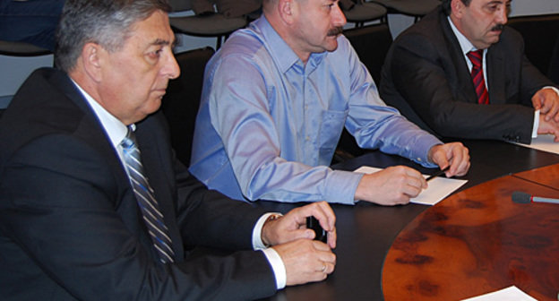 Лидеры трех региональных отделений партий слева направо: Руслан Кастуев ( "Единая Россия"), Виталий Чельдиев ( "Патриоты России") и Гарий Кучиев ("Справедливая Россия"). Владикавказ, 6 декабря 2010 года. Владимир Иванов для "Кавказского узла"