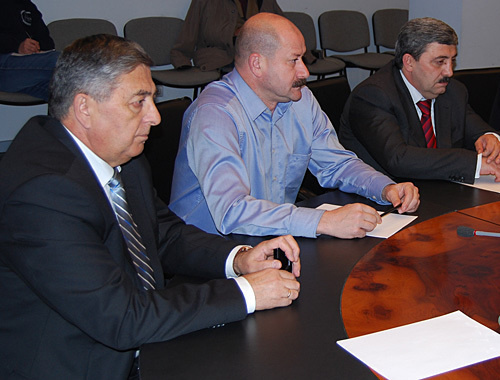 Лидеры трех региональных отделений партий слева направо: Руслан Кастуев ( "Единая Россия"), Виталий Чельдиев ( "Патриоты России") и Гарий Кучиев ("Справедливая Россия"). Владикавказ, 6 декабря 2010 года. Владимир Иванов для "Кавказского узла"