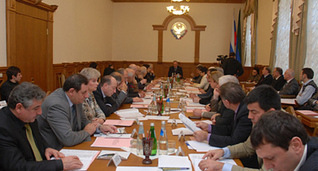 Заседание организационного комитета по подготовке и проведению Съезда народов Дагестана под руководством Президента Республики Магомедсалама Магомедова, 3 ноября 2010 года. Фото с сайта http://president.e-dag.ru