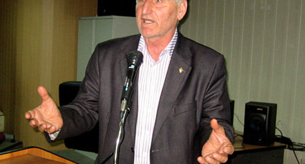 Председатель независимого профсоюза работников правоохранительных органов Магомед Шамилов, Махачкала, 11 декабря 2010 года. Фото "Кавказского узла"