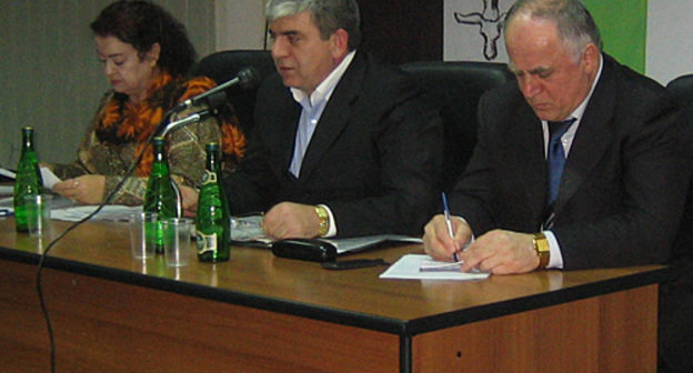 Председатель союза "Отечество" Нэлли Раджабова, председатель Общественной палаты Дагестана Абумуслим Муртазалиев и председатель Ассоциации крестьянско-фермерских хозяйств Магомед Абдурахманов на конференции Союза "Отечество" в Махачкале, 11 декабря 2010 года. Фото "Кавказского узла"