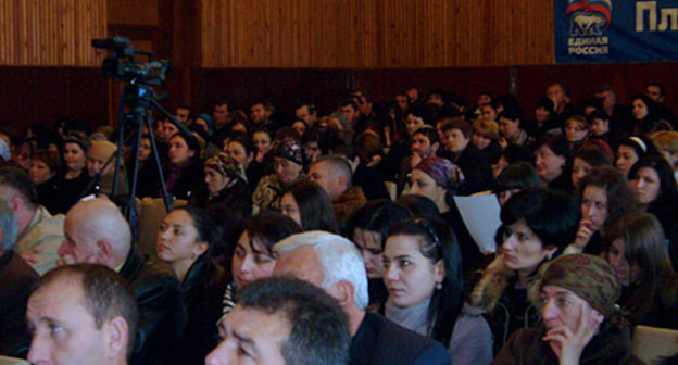 Жители Карачаевска - участники дискуссии в рамках проекта "Мир Кавказу", 11 декабря 2010 года. Фото "Кавказского узла"