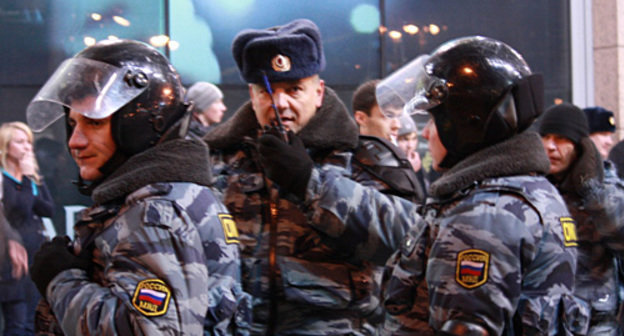 Сотрудники ОМОН перед торговым центром "Европейский". Москва, 15 декабря 2010 года. Фото "Кавказского узла"