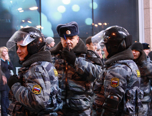 Сотрудники ОМОН перед торговым центром "Европейский". Москва, 15 декабря 2010 года. Фото "Кавказского узла"