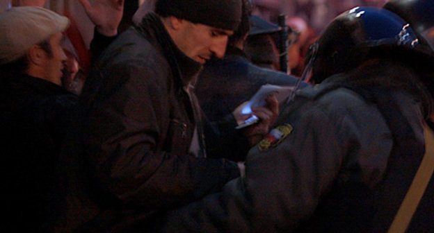 Досмотр граждан на выходе из станции метро "Киевская". Москва, 15 декабря 2010 года. Фото "Кавказского узла"