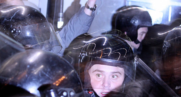 Столкновение ОМОНа с уроженцами Кавказа и националистами у станции метро "Киевская" в Москве, 15 декабря 2010 года. Фото "Кавказского узла"