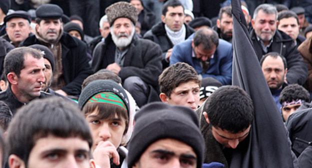 Траурная церемония у Нардаранской мечети в Баку, 16 декабря 2010 года. Турхан Каримов для "Кавказского узла"