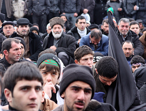 Траурная церемония у Нардаранской мечети в Баку, 16 декабря 2010 года. Турхан Каримов для "Кавказского узла"