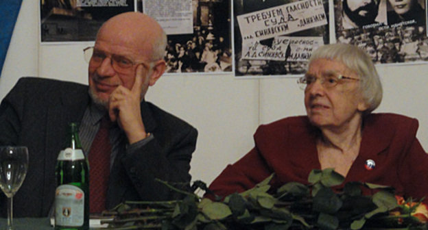 Председатель Совета при президенте РФ по содействию и развитию институтов гражданского общества и правам человека Михаил Федотов и председатель Московской Хельсинкской группы Людмила Алексеева на вручении премии МХГ в Москве, 5 декабря 2010 года. Фото "Кавказского узла"