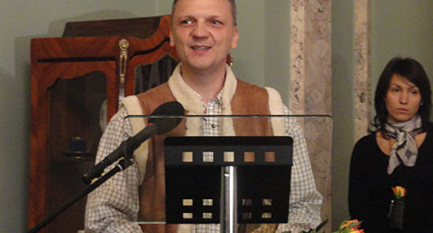 Лауреат премии МХГ в номинации "За мужество, проявленное в защите прав человека" Вадим Карастелев, 5 декабря 2010 года. Фото "Кавказского узла"