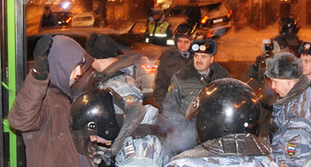 Досмотр участников акции на территории Останкинского парка. Москва, 18 декабря 2010 года. Фото "Кавказского узла"