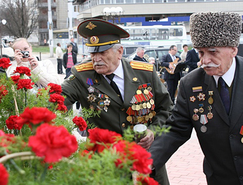 Ветераны на праздновании Дня Победы в Нальчике, 9 мая 2010 года. Фото с сайта http://na.adm-kbr.ru