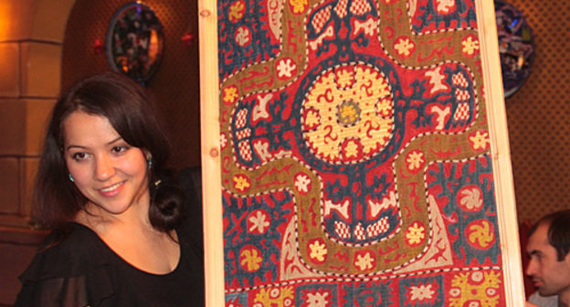 Бэлла Шахмирза показывает образец лакской вышивки. Москва, 19 декабря 2010 года. Фото предоставлено организаторами лектория "Лицом к лицу"