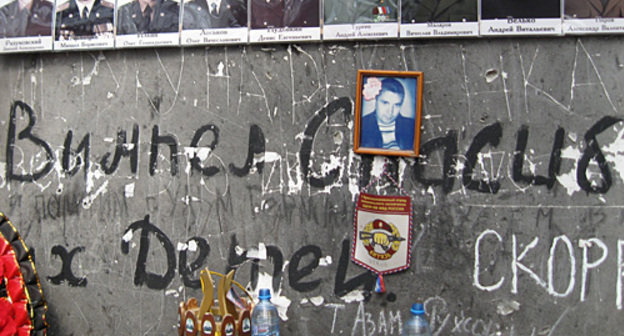 Фотографии спецназовцев, погибших при освобождении заложников в Беслане в 2004 году. Спортзал школы №1, 1 сентября 2010 года. Фото "Кавказского узла"