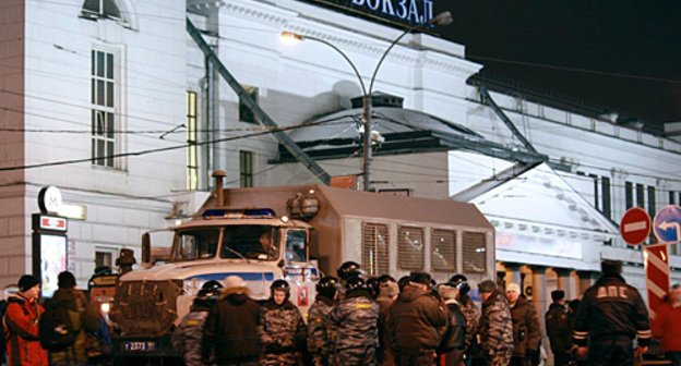 Сотрудники ОМОН перед зданием Киевского вокзала в Москве, 15 декабря 2010 года. Фото "Кавказского узла"