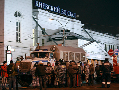 Сотрудники ОМОН перед зданием Киевского вокзала в Москве, 15 декабря 2010 года. Фото "Кавказского узла"