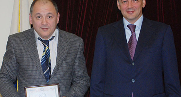 Блогер Нариман Гаджиев (слева) и президент Дагестана Магомедсалам Магомедов, Махачкала, 21 декабря 2010 года. Фото пресс-службы президента Дагестана