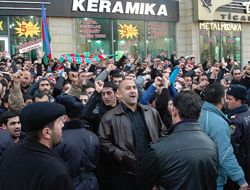 Участники митинга протеста верующих против запрета на ношение хиджаба в школах у здания Министерства образования Азербайджана. Баку, 10 декабря 2010 года. Турхан Каримов для "Кавказского узла"