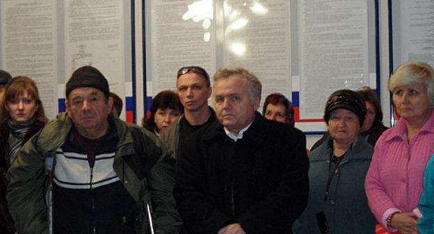 Жители Кубани и Ростовской области ожидают приема Александра Бастрыкина в станице Кущевской, 22 декабря 2010 года. Фото "Кавказского узла"